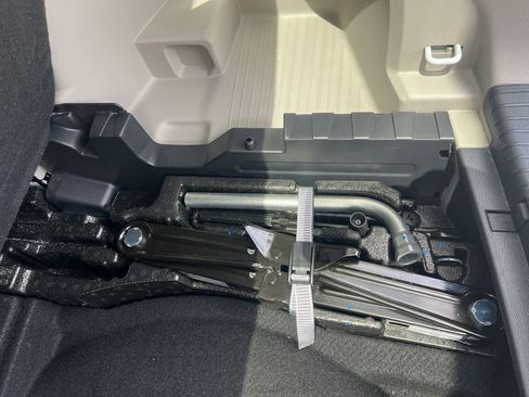Used 2024 Volkswagen Atlas SE FWD image 32