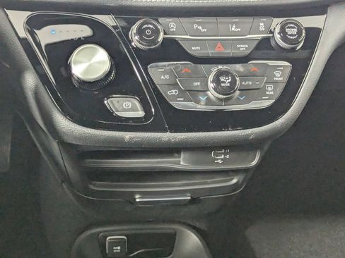 New 2026 Chrysler Pacifica Select FWD image 22