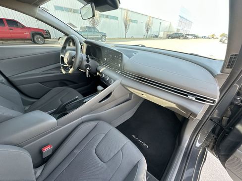 Used 2023 Hyundai Elantra SE image 27