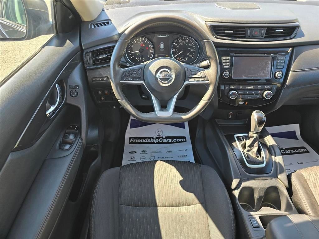 Used 2017 Nissan Rogue SV w/ Sun & Sound Touring Package FWD image 3