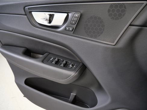 Used 2025 Volvo XC60 B5 Plus w/ Climate Package AWD/4WD image 32