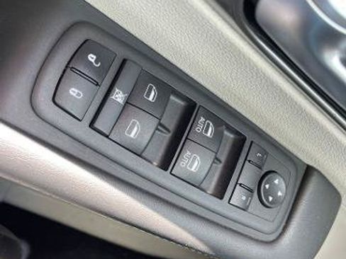 Used 2024 Chrysler Pacifica Touring-L FWD image 33