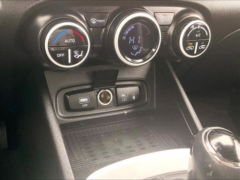 Used 2023 Hyundai Venue Limited image 25