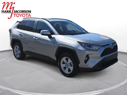 Used 2020 Toyota RAV4 XLE w/ Convenience Package AWD/4WD image 3