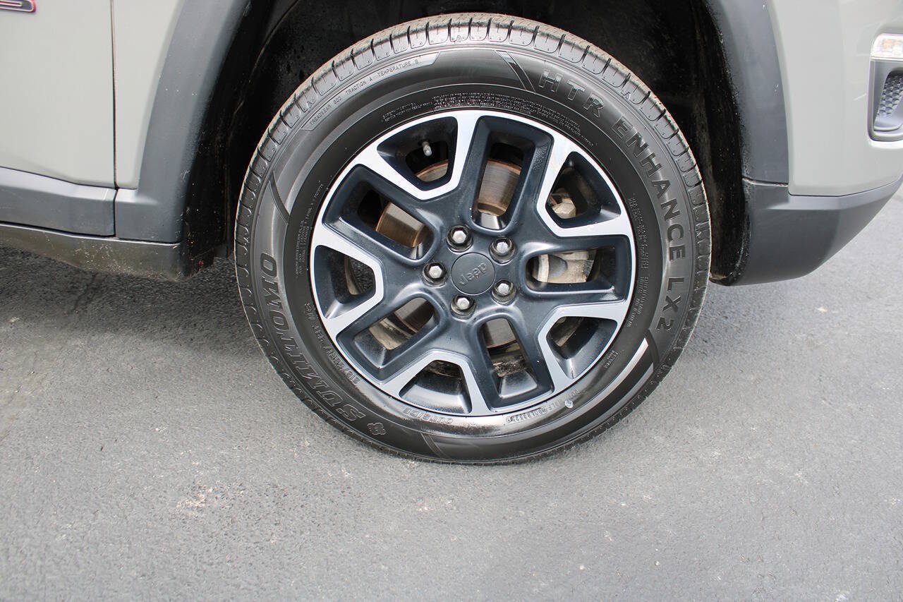 Used 2019 Jeep Compass Trailhawk w/ Leather Interior Group AWD/4WD image 17