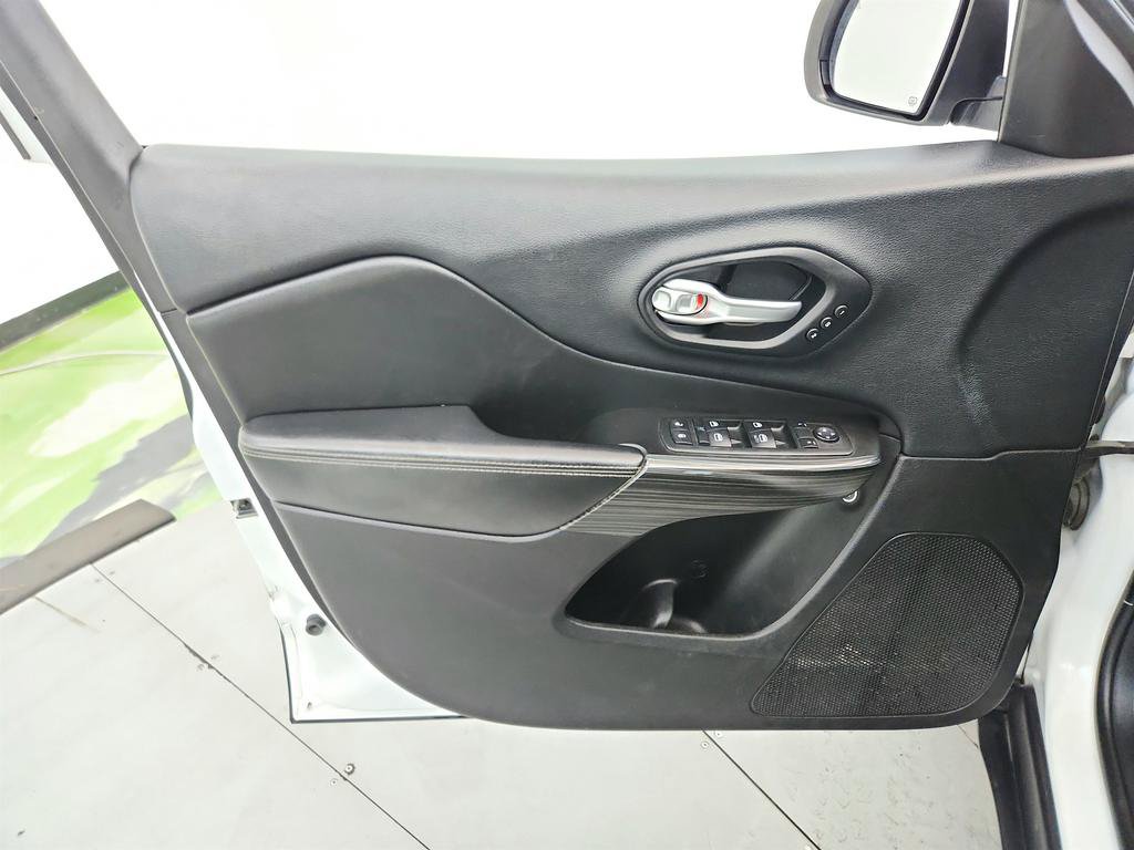 Used 2014 Jeep Cherokee Limited w/ Technology Group FWD image 23