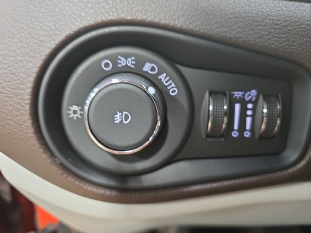 Used 2017 Jeep Renegade Latitude w/ Cold Weather Group AWD/4WD image 27
