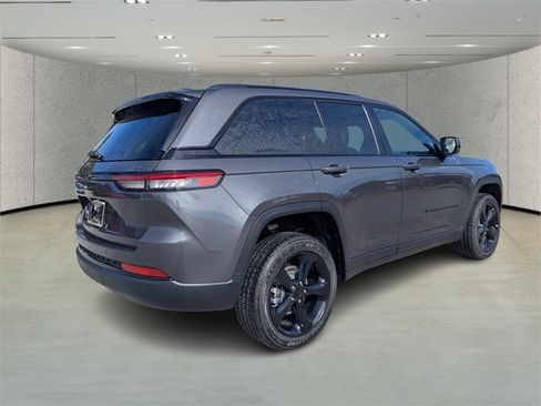 New 2025 Jeep Grand Cherokee Altitude image 4