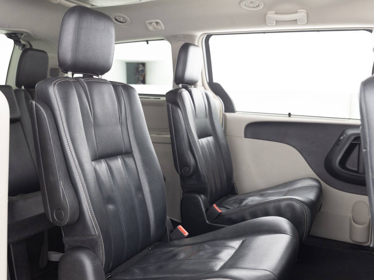 Used 2016 Chrysler Town & Country Touring FWD image 29
