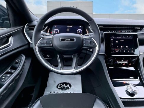 Used 2024 Jeep Grand Cherokee Altitude image 15