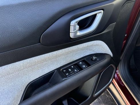 Used 2022 Jeep Compass Latitude image 11