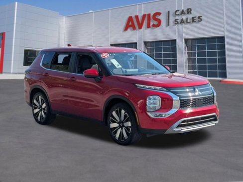 Used 2025 Mitsubishi Outlander SE image 3