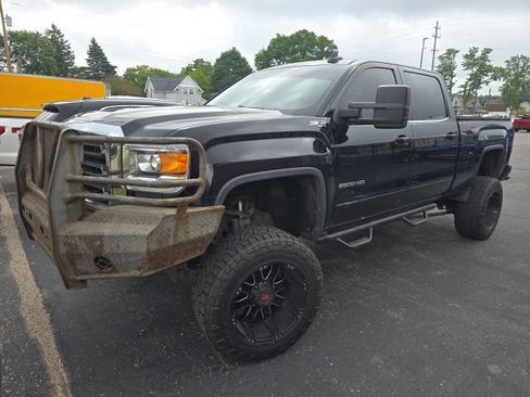 Used 2017 GMC Sierra 2500 SLE w/ Suspension Package, Off-Road AWD/4WD image 2