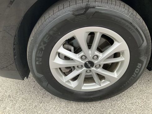 Used 2023 Kia Carnival LX image 10