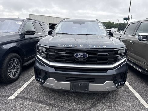 Used 2025 Ford Expedition Platinum w/ Driver's Package AWD/4WD image 5