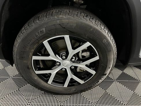 Used 2024 Jeep Grand Cherokee L Limited w/ Luxury Tech Group II image 11