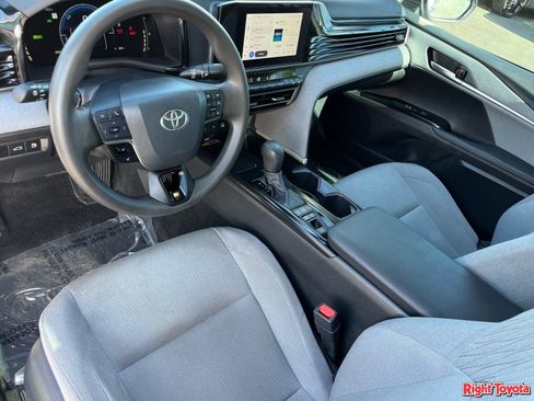 Used 2025 Toyota Camry LE AWD/4WD image 19
