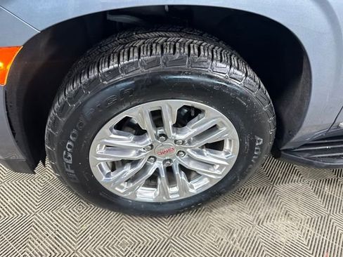 Used 2022 GMC Yukon XL SLT w/ SLT Premium Package image 10