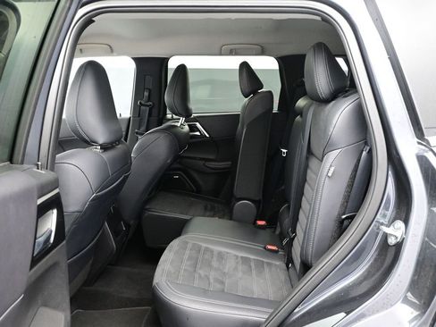 Used 2025 Mitsubishi Outlander SE image 14