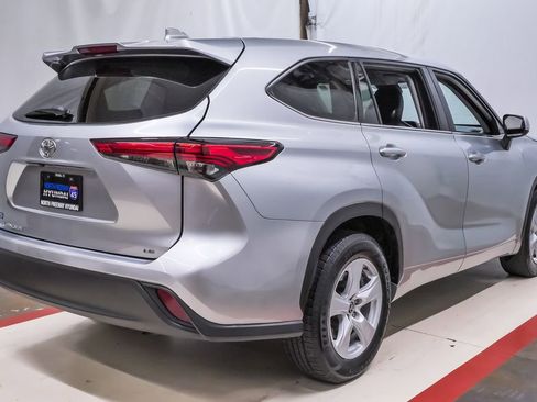 Used 2020 Toyota Highlander LE image 6