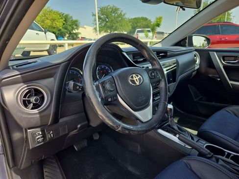 Used 2017 Toyota Corolla SE FWD image 2