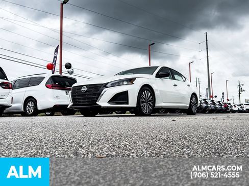 Used 2025 Nissan Altima 2.5 SV FWD image 8