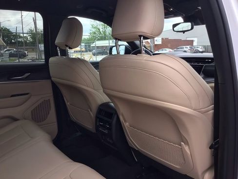 Used 2024 Jeep Grand Cherokee Limited image 17