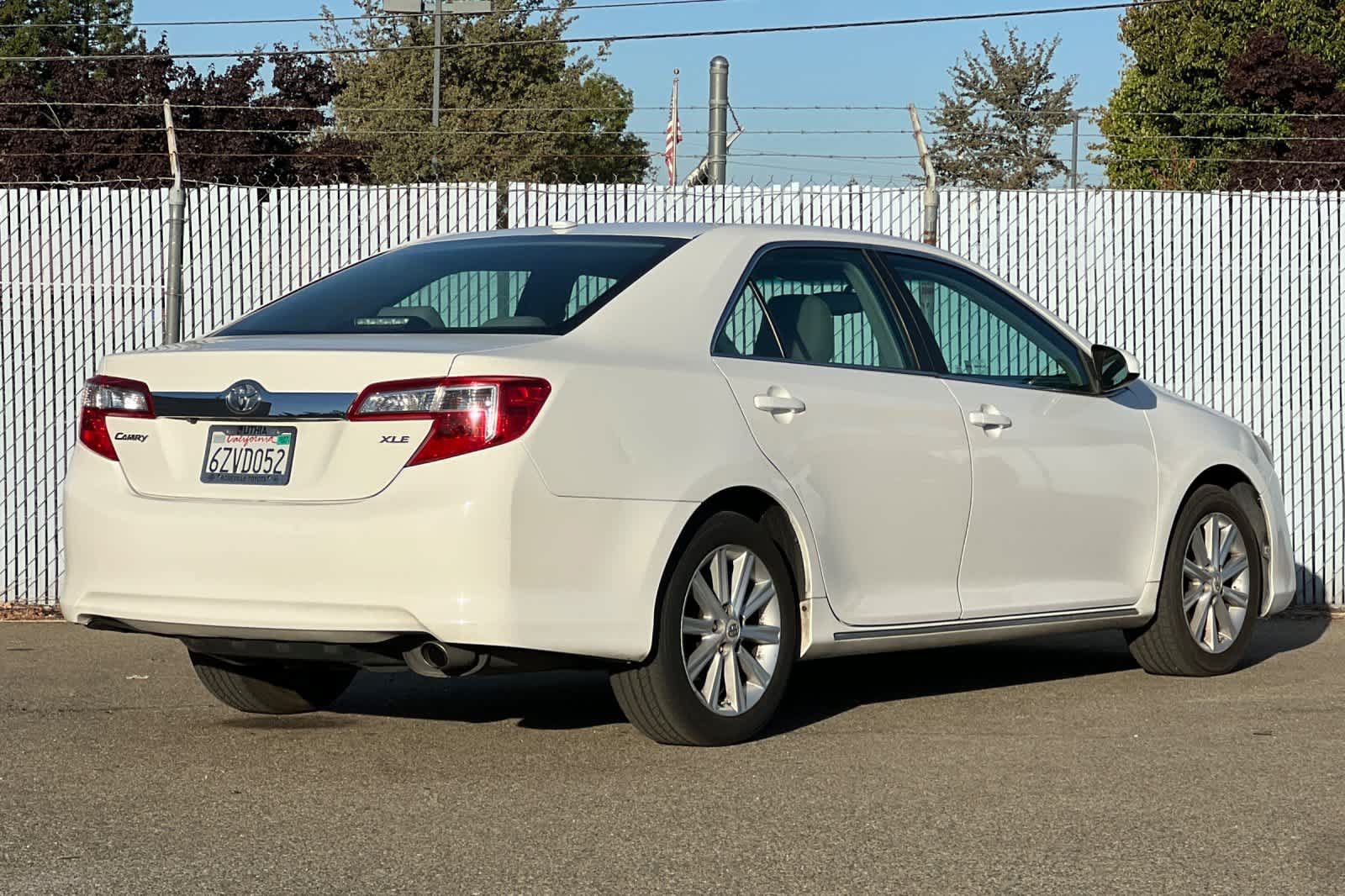 Used 2013 Toyota Camry XLE w/ Leather Pkg FWD image 3
