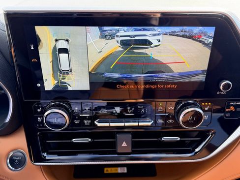 Used 2024 Toyota Highlander Platinum image 17