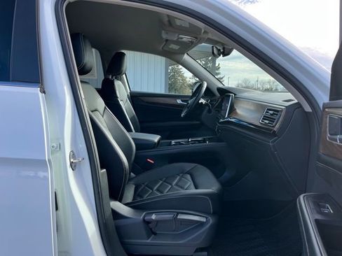 Used 2025 Volkswagen Atlas SE image 29