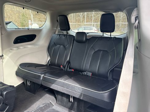 Used 2024 Chrysler Pacifica Limited image 25