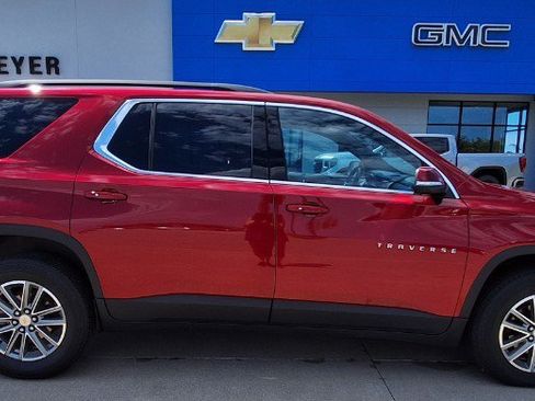 Used 2023 Chevrolet Traverse LT FWD image 1