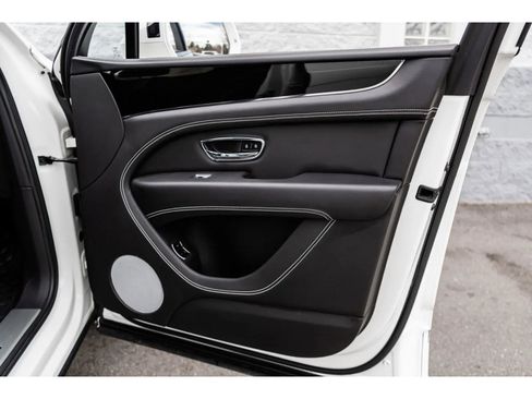 Certified 2022 Bentley Bentayga image 40