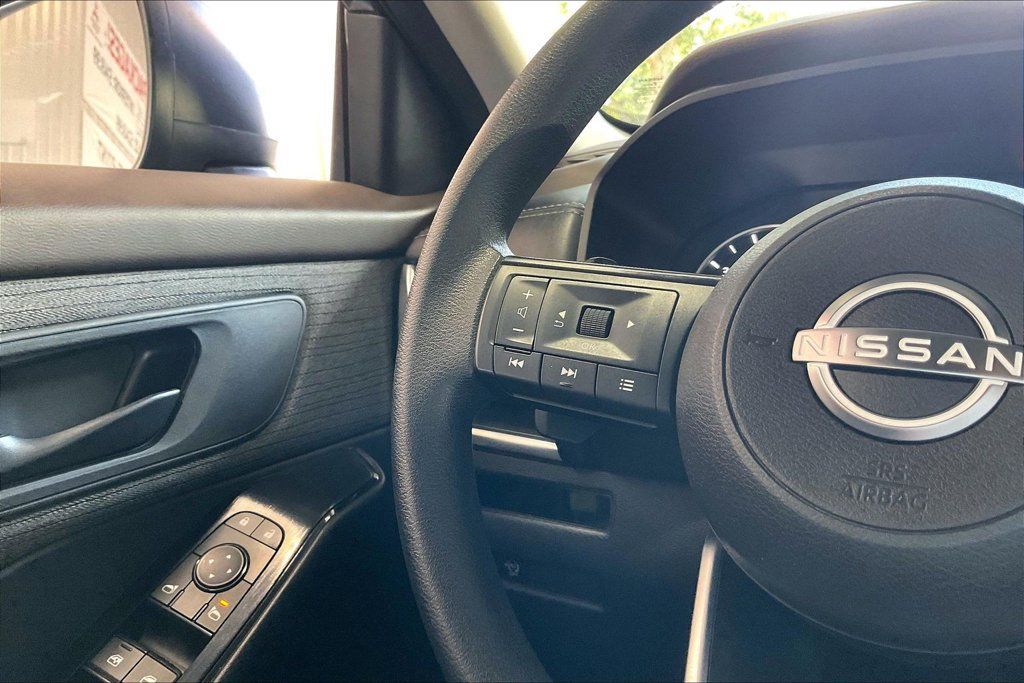 Used 2023 Nissan Rogue S AWD/4WD image 8