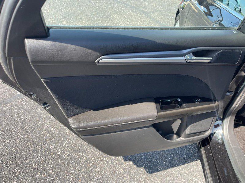 Used 2015 Ford Fusion SE FWD image 15