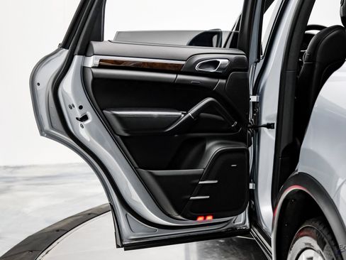 Used 2017 Porsche Cayenne S image 78