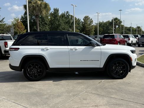 Used 2025 Jeep Grand Cherokee Limited w/ Trailer Tow Package AWD/4WD image 3