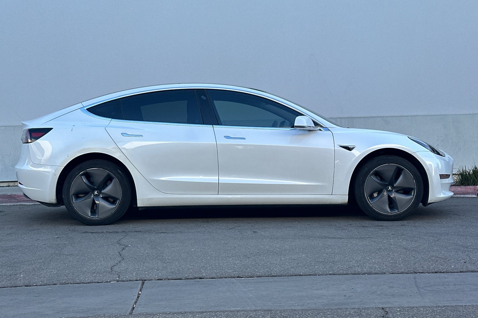 Used 2019 Tesla Model 3 Mid Range RWD image 3
