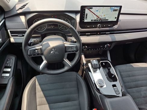 Used 2025 Mitsubishi Outlander SE AWD/4WD image 11