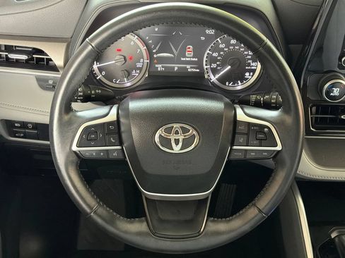 Used 2023 Toyota Highlander LE AWD/4WD image 4
