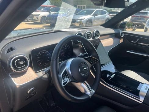Used 2025 Mercedes-Benz GLC 300 4MATIC image 11