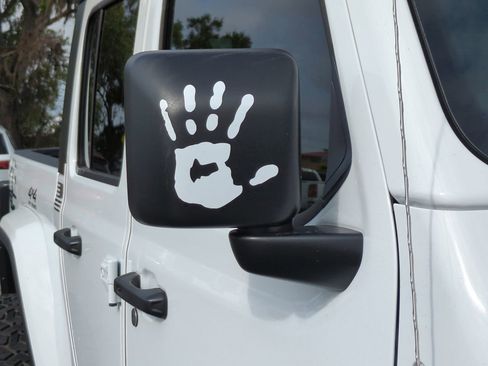 Used 2022 Jeep Gladiator Willys image 12