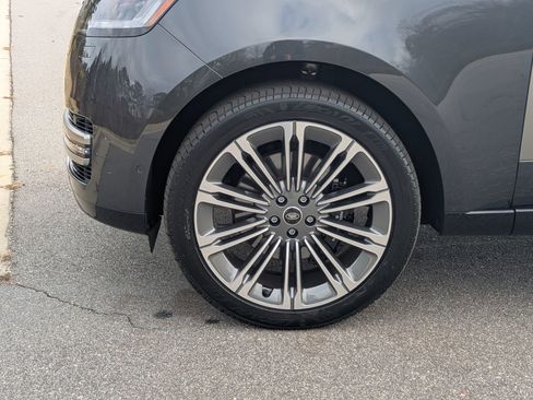 Certified 2024 Land Rover Range Rover SE image 33