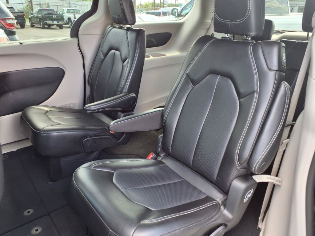 Used 2023 Chrysler Pacifica Touring-L FWD image 12