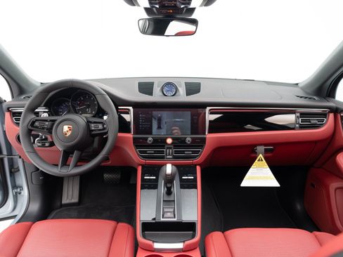 Certified 2026 Porsche Macan AWD/4WD image 18