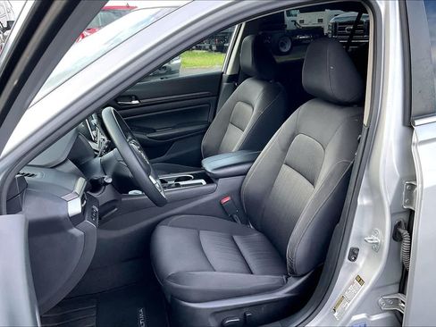 Used 2024 Nissan Altima 2.5 SV FWD image 11