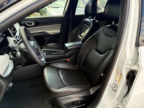 Used 2025 Jeep Compass Limited image 37