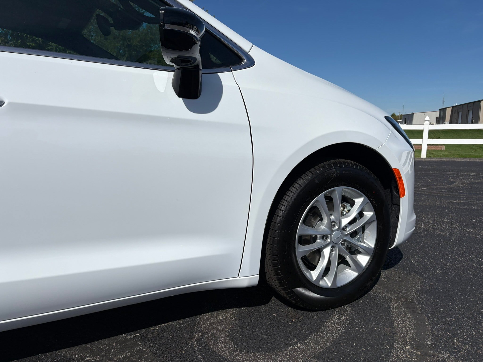 New 2027 Chrysler Pacifica Select FWD image 13