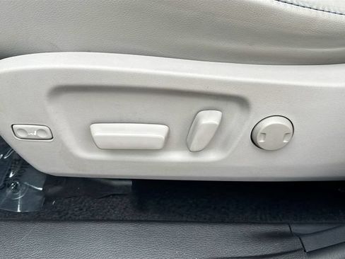 Used 2019 Toyota Highlander XLE AWD/4WD image 34