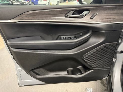 Used 2024 Jeep Grand Cherokee Limited w/ Luxury Tech Group II image 8